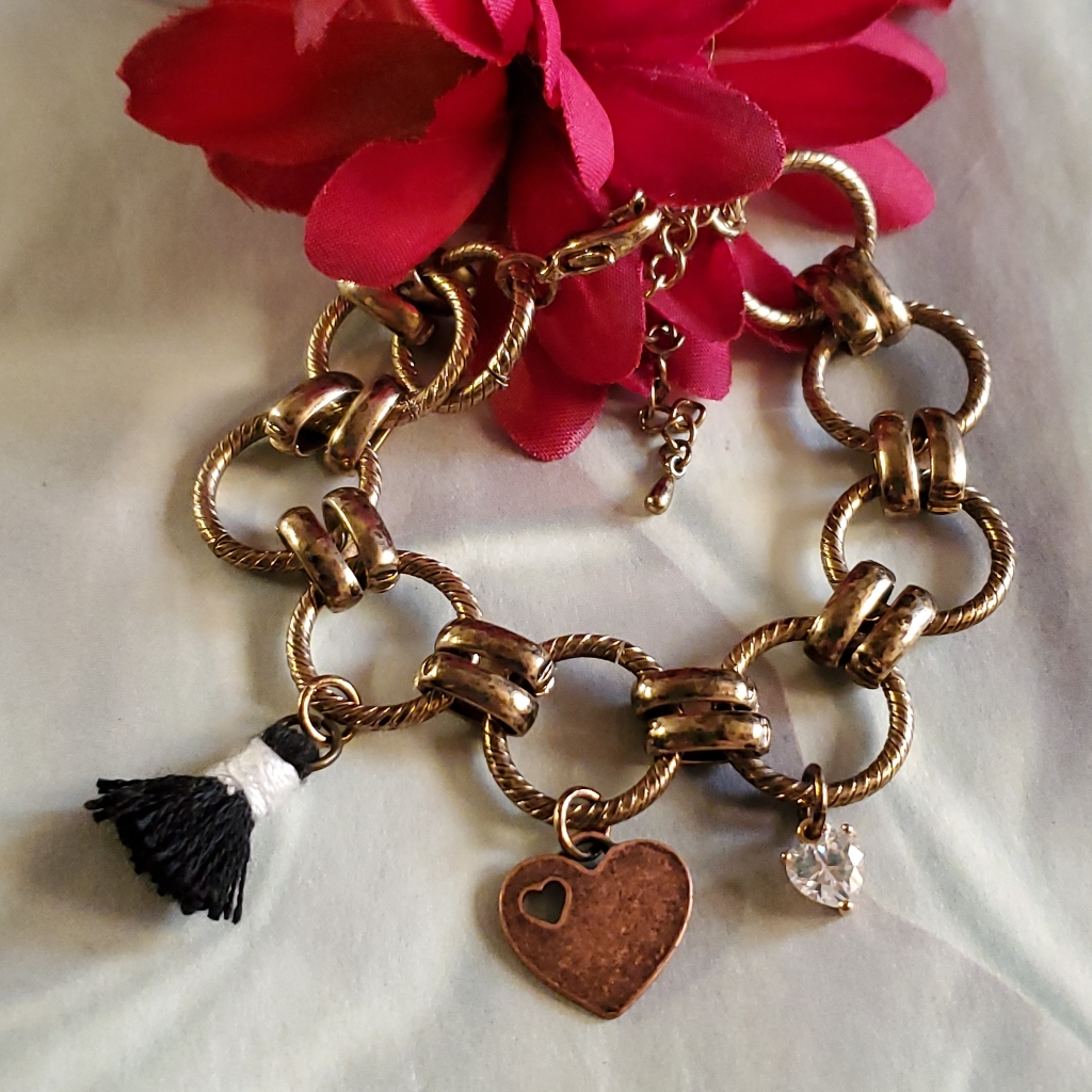 B333 Linked Heart Tassel Charm Bracelet 5$